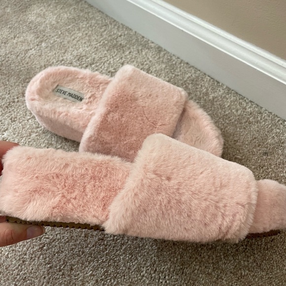 Steve Madden Fabfuzz pink Fluffy Faux Fur Platform Slippers - Picture 2 of 6